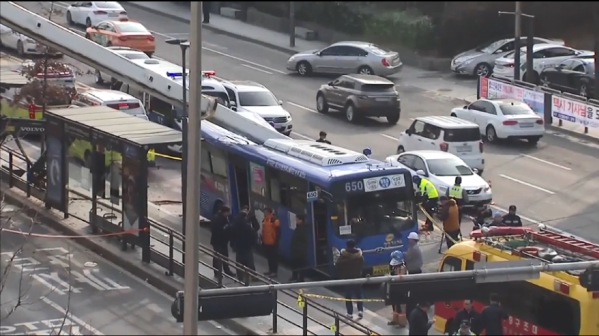 Βίντεο-σοκ: Η δραματική στιγμή που γερανός καταρρέει και καταπλακώνει λεωφορείο